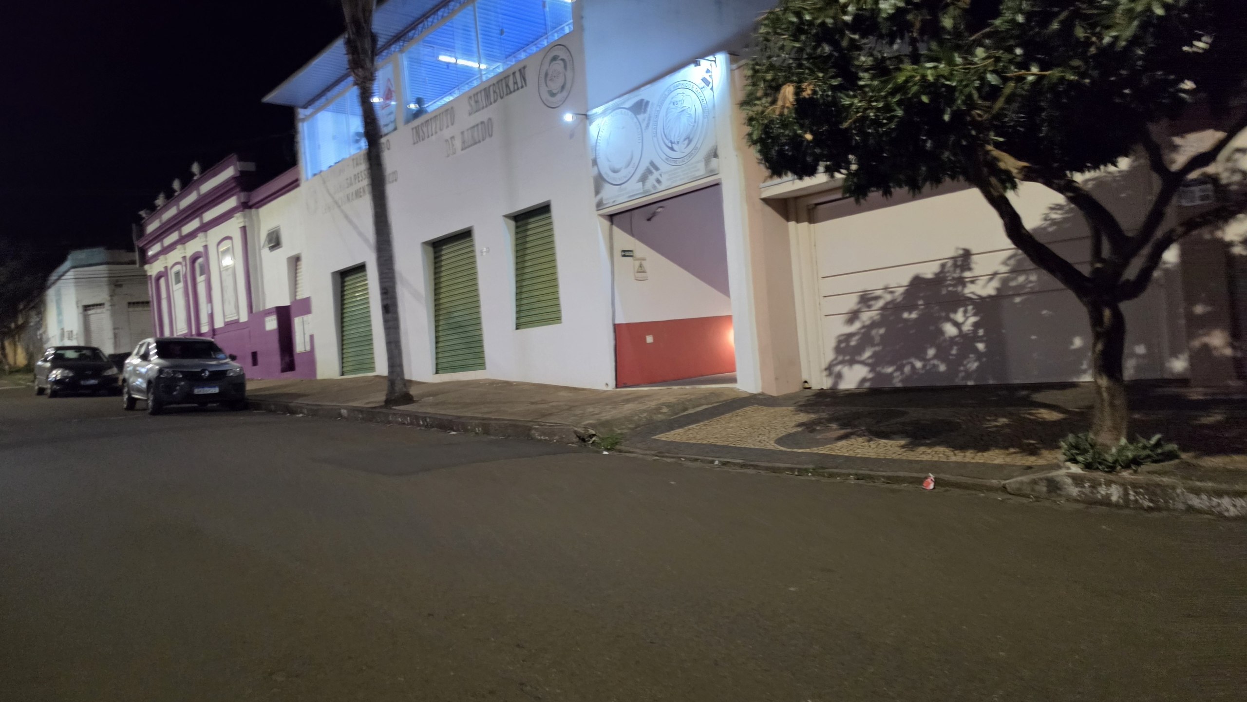 Vista noturna da calçada